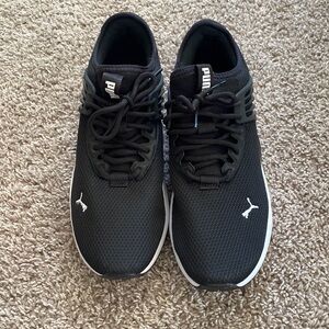Men’s black puma tennis shoes